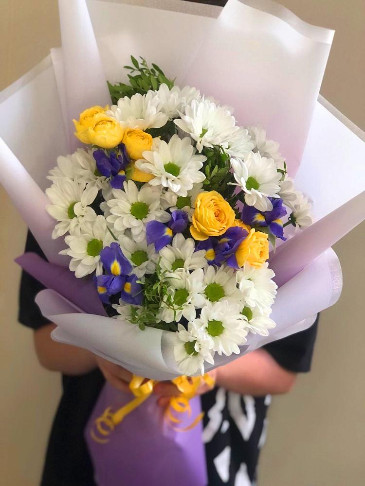 Букет цветов из: Ирисы, Хризантемы и Розы в Горьковском