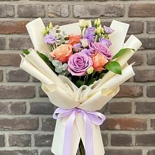 Букет цветов из:  Лизиантусы и Розы в Горьковском